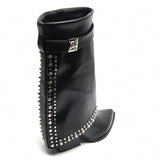 Trindade | Botas western de tacón bajo con correa decorativa y tachuelas metálicas de fantasía