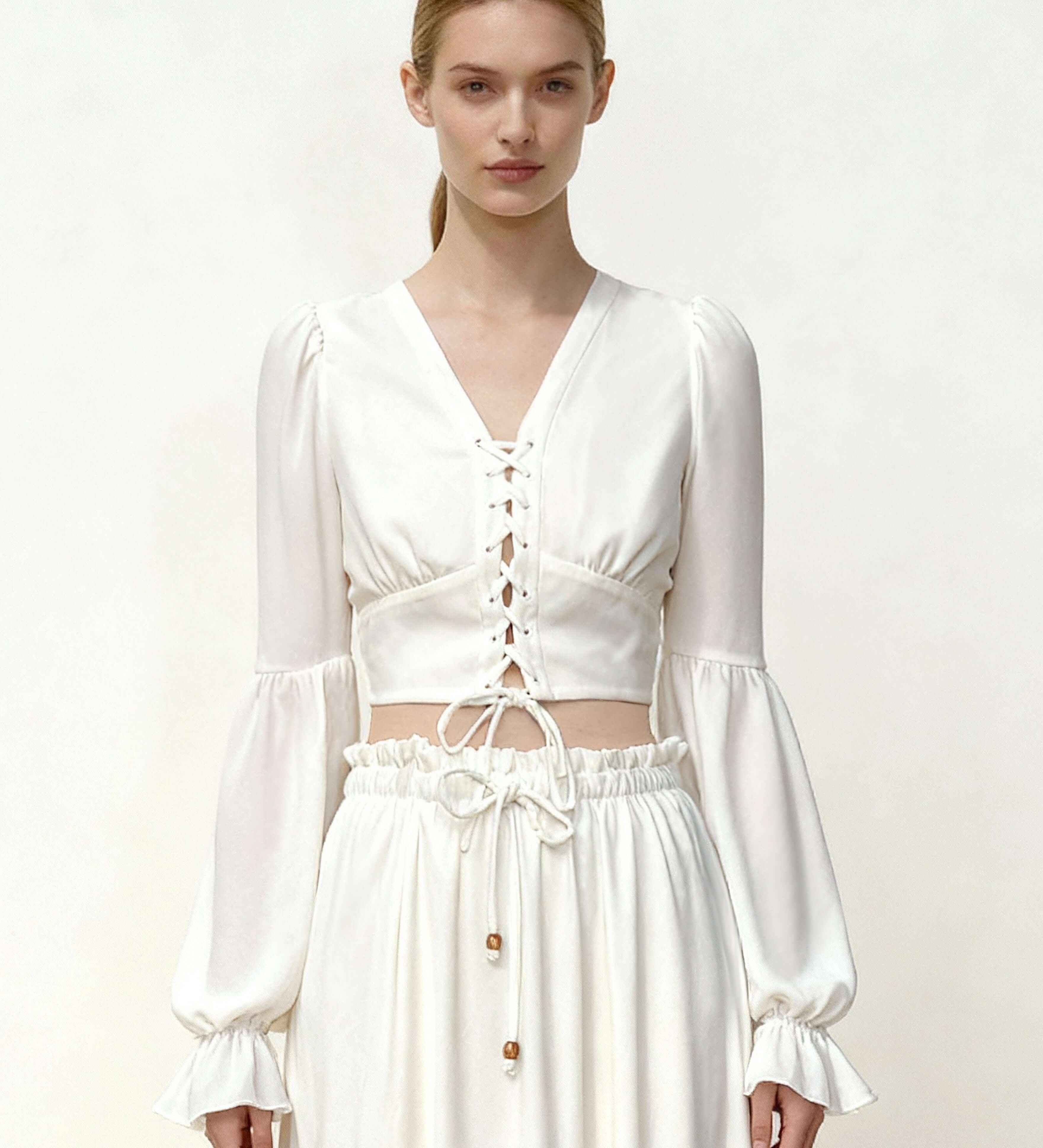 Sandra Blusa corta de chiffon con manga farol y lazo frontal blanca vista frontal