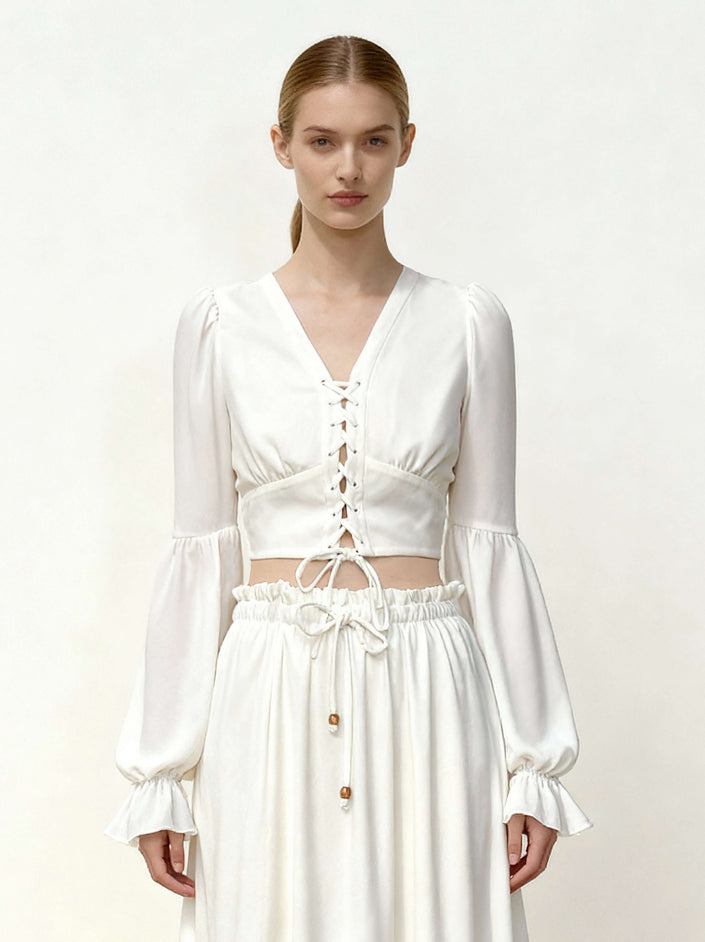 Sandra Blusa corta de chiffon con manga farol y lazo frontal blanca vista frontal