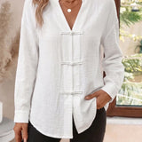 Blanco | Camisa holgada y cómoda para mujer de mediana edad con elemento de botón de rana