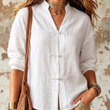 Blanco | Camisa holgada y cómoda para mujer de mediana edad con elemento de botón de rana