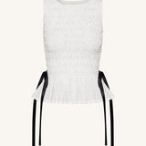 Zoe Top sin mangas peplum frunce elástico blanco vista lateral