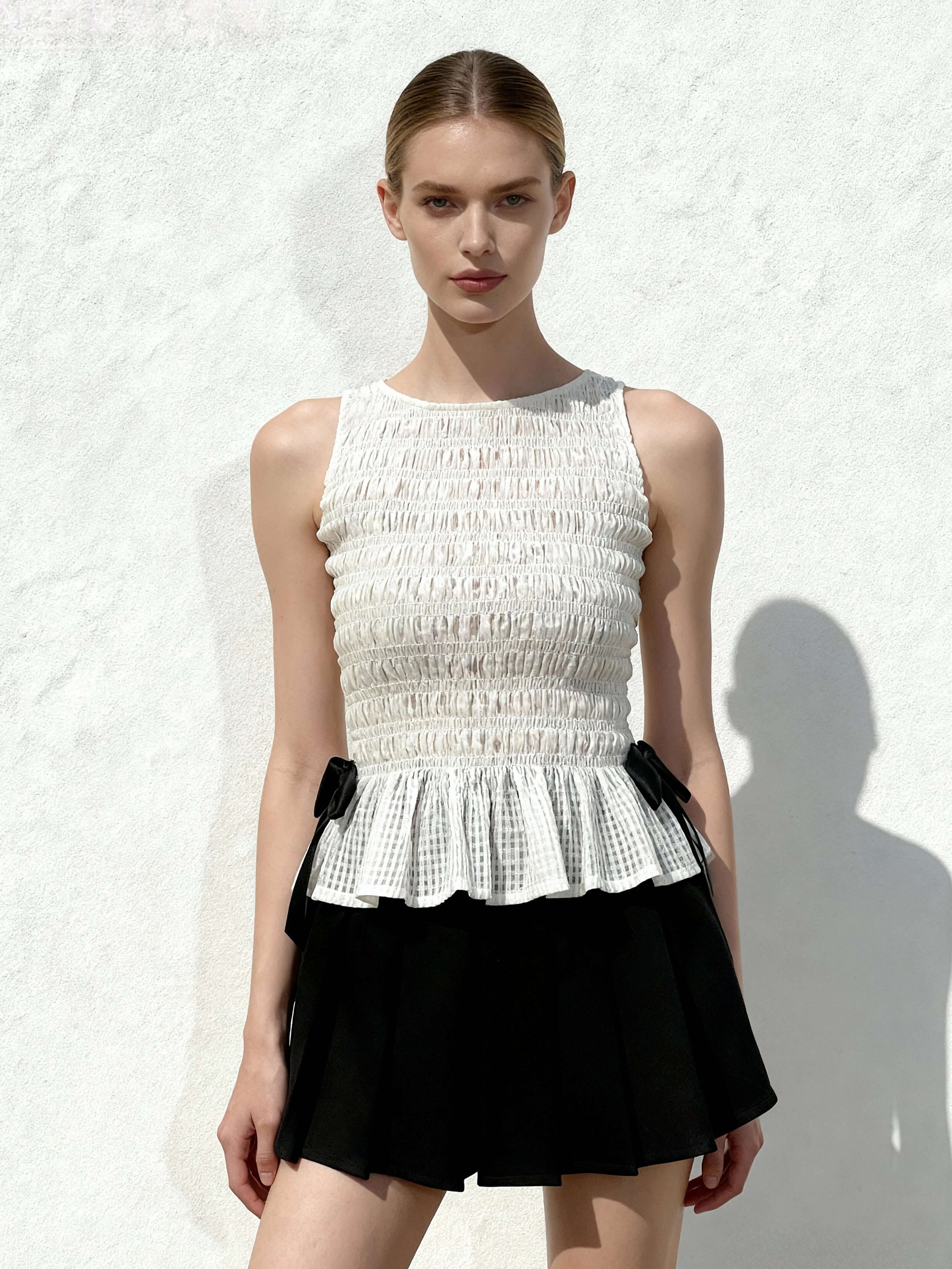 Zoe Top sin mangas peplum frunce elástico blanco vista frontal