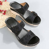 Sandalias cuña con pedrería y flor decorativa