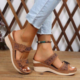 Sandalias cuña con pedrería y flor decorativa