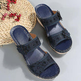 Sandalias cuña con pedrería y flor decorativa
