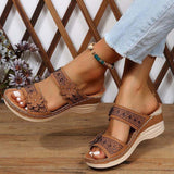 Sandalias cuña con pedrería y flor decorativa