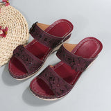Sandalias cuña con pedrería y flor decorativa