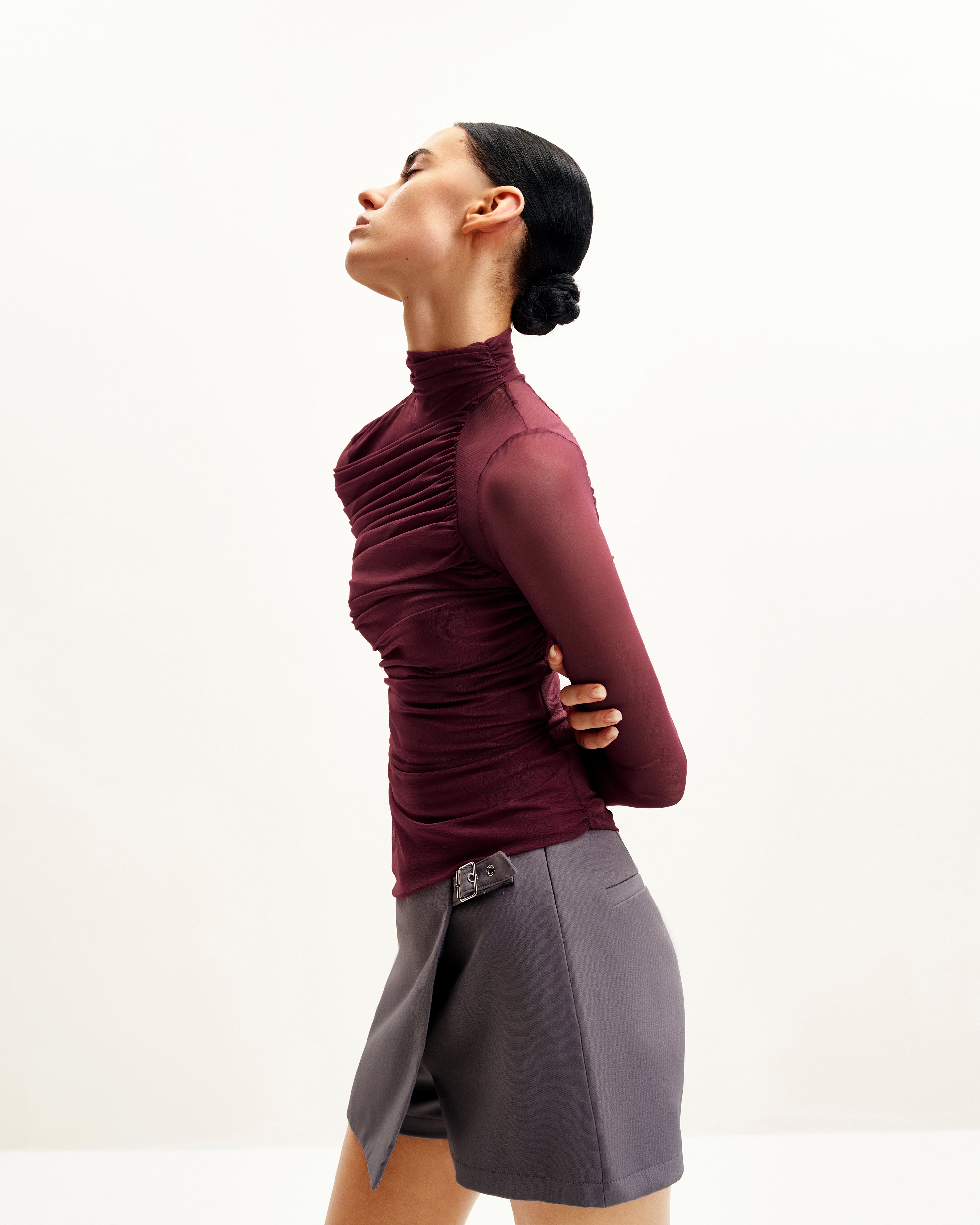 Jana Top cuello alto transparente fruncido burdeos vista trasera