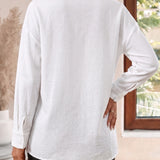Blanco | Camisa holgada y cómoda para mujer de mediana edad con elemento de botón de rana