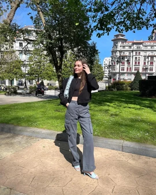 Iria Pantalón Cargo Corte Recto look femenino moderno