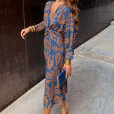 Laia Vestido Midi Elegante con Estampado Atemporal, vestida en azul con estampado, para una apariencia sofisticada.