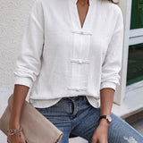 Blanco | Camisa holgada y cómoda para mujer de mediana edad con elemento de botón de rana